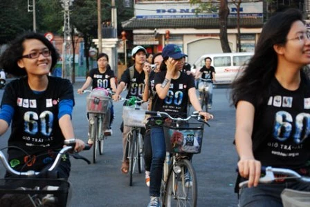 Bạn trẻ hưởng ứng Giờ Trái đất - Ảnh: CTV